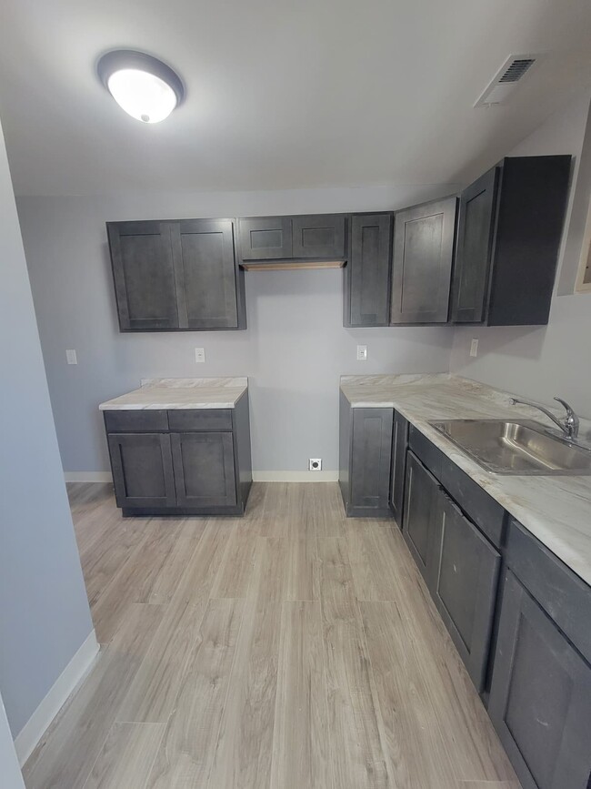 Foto del edificio - 1816-1816 N James H McGee Blvd