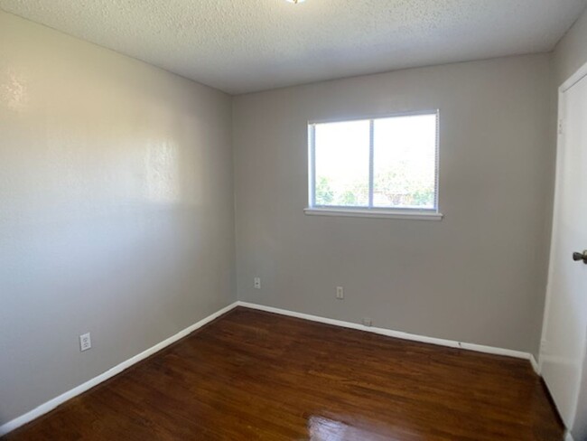 Building Photo - Move -in Special: Three Bedroom Moore!  Be...