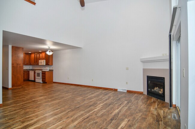 Building Photo - 160 E River Dr