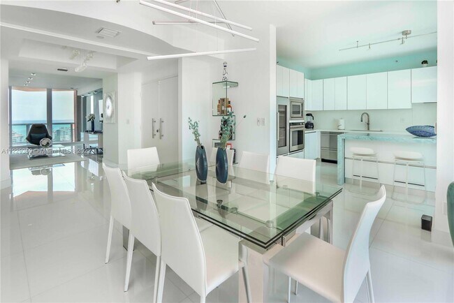 Foto del edificio - 300 S Pointe Dr