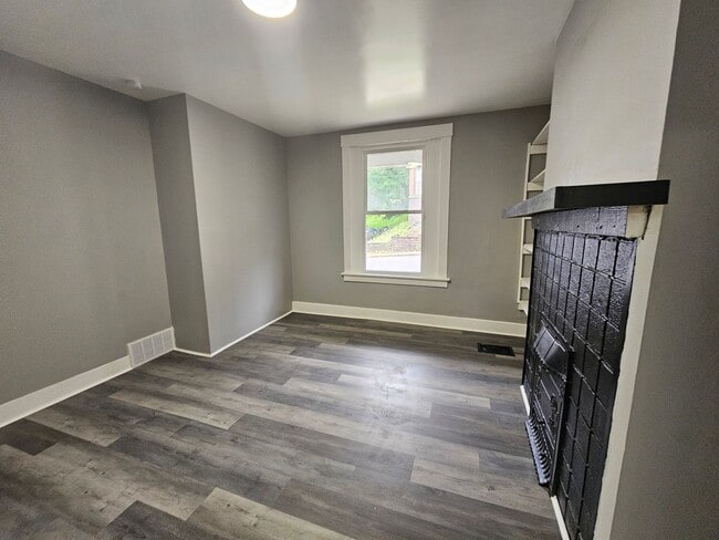 Building Photo - Fully updated 1 bedroom 1 bath apartment f...