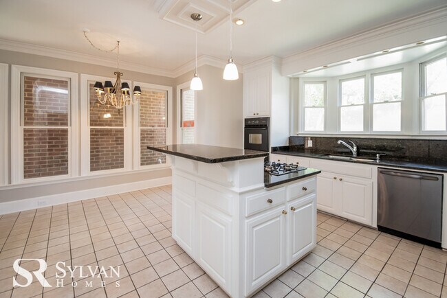 Building Photo - Beautiful 3BR 2.5BA Home