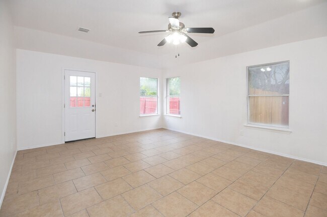 Building Photo - Nestled in Round Rock neighborhood.