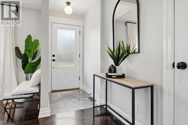 Building Photo - 9 Hazelbury Dr