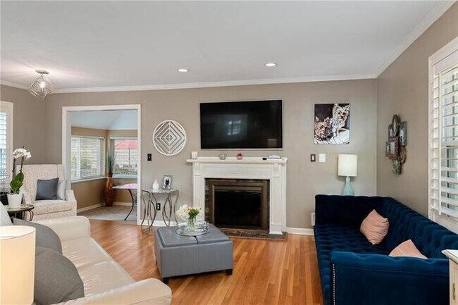 Building Photo - Gorgeous updated 2 bed/2 bath PV charmer
