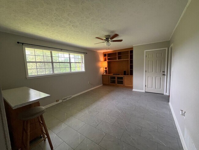 Building Photo - 5 Bedrooms, 3 Bathrooms - Home in North Rome!