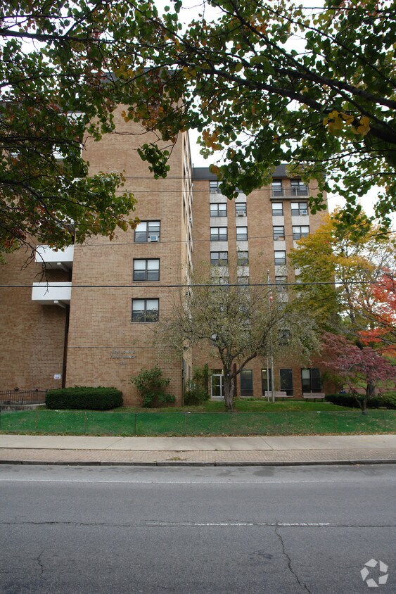 Foto del edificio - John Flynn Manor