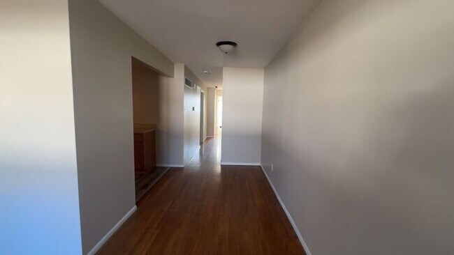Foto del edificio - Renovated, Spacious, Private Street, Covered Parking, Full Basement