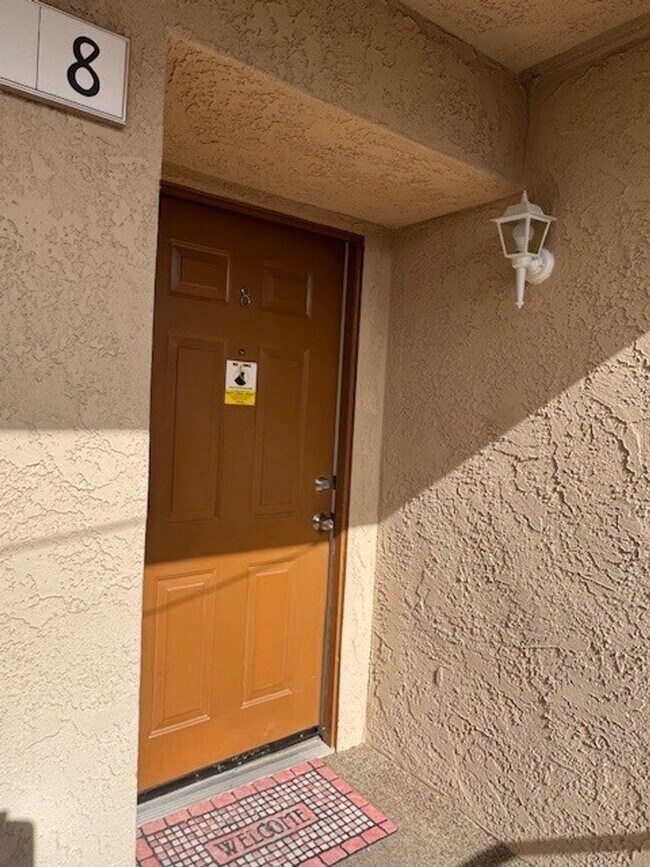 Building Photo - 1 Bedroom Remodeled-All New inside!Near Ch...