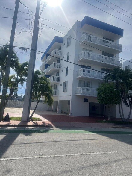 Foto del edificio - 8530 Byron Ave
