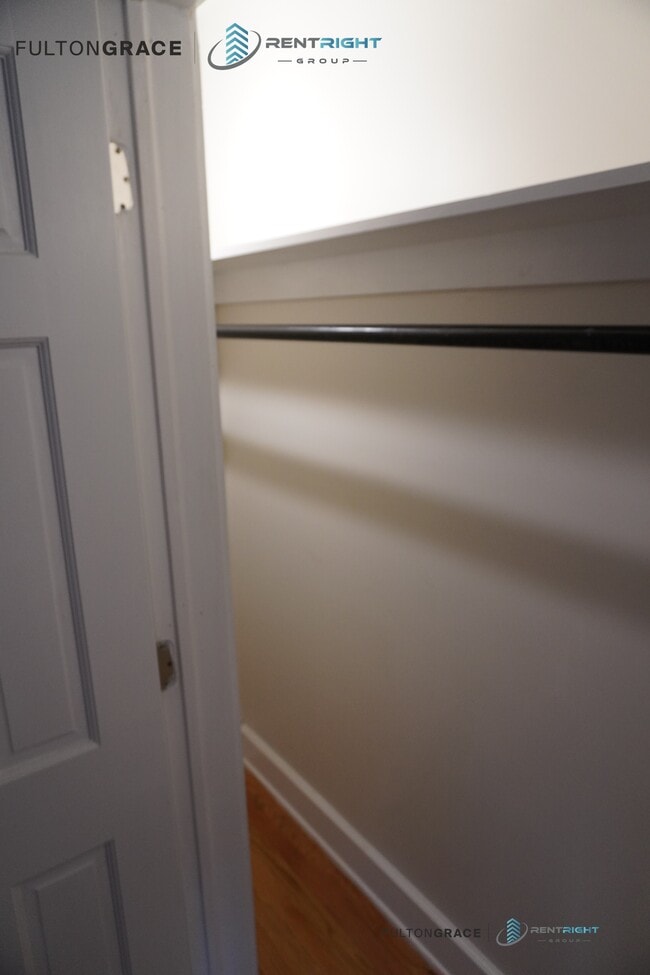 Building Photo - 1712 W Albion Ave