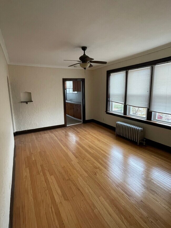 Building Photo - 610 E 103rd Pl