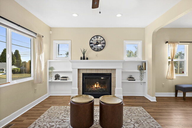 Building Photo - 126 E 43rd St