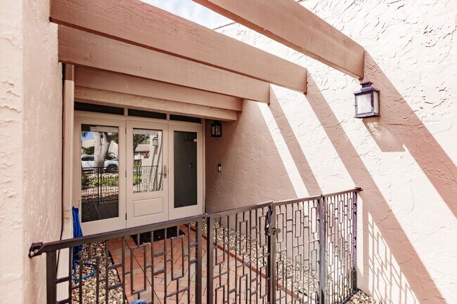 Building Photo - Enjoy the Country Club lifestyle in a deta...