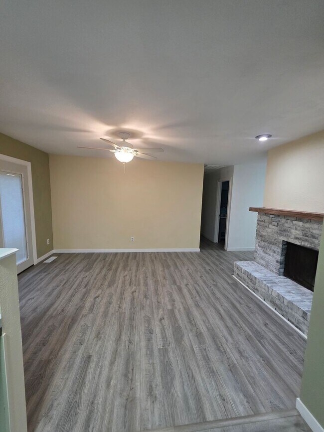 Foto del edificio - **Spacious 3-Bedroom, 2 -Bath Home Available!**
