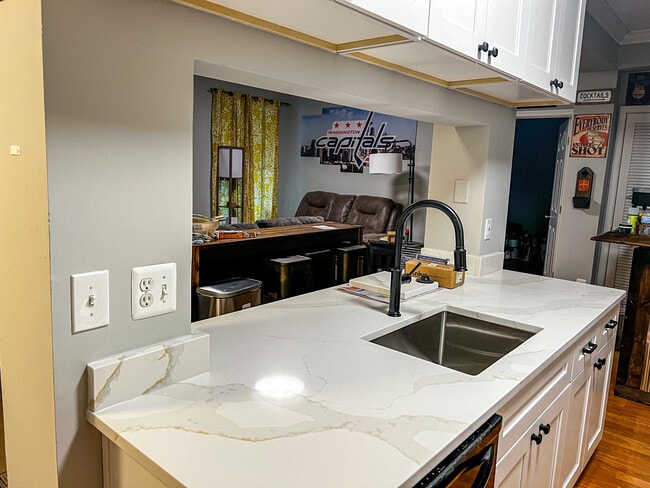 Upgraded kitchen - 46602 Ellicott Sq Apartment