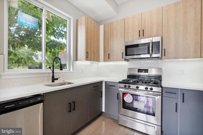 Building Photo - 2000 N 3rd St