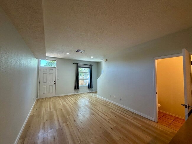 Foto del edificio - 702 Broadway Blvd SE