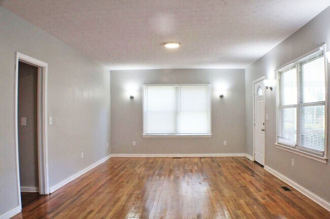 Foto del edificio - Spacious home on Kenwood **Move In Special...