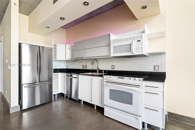 Foto del edificio - 690 SW 1st Ct