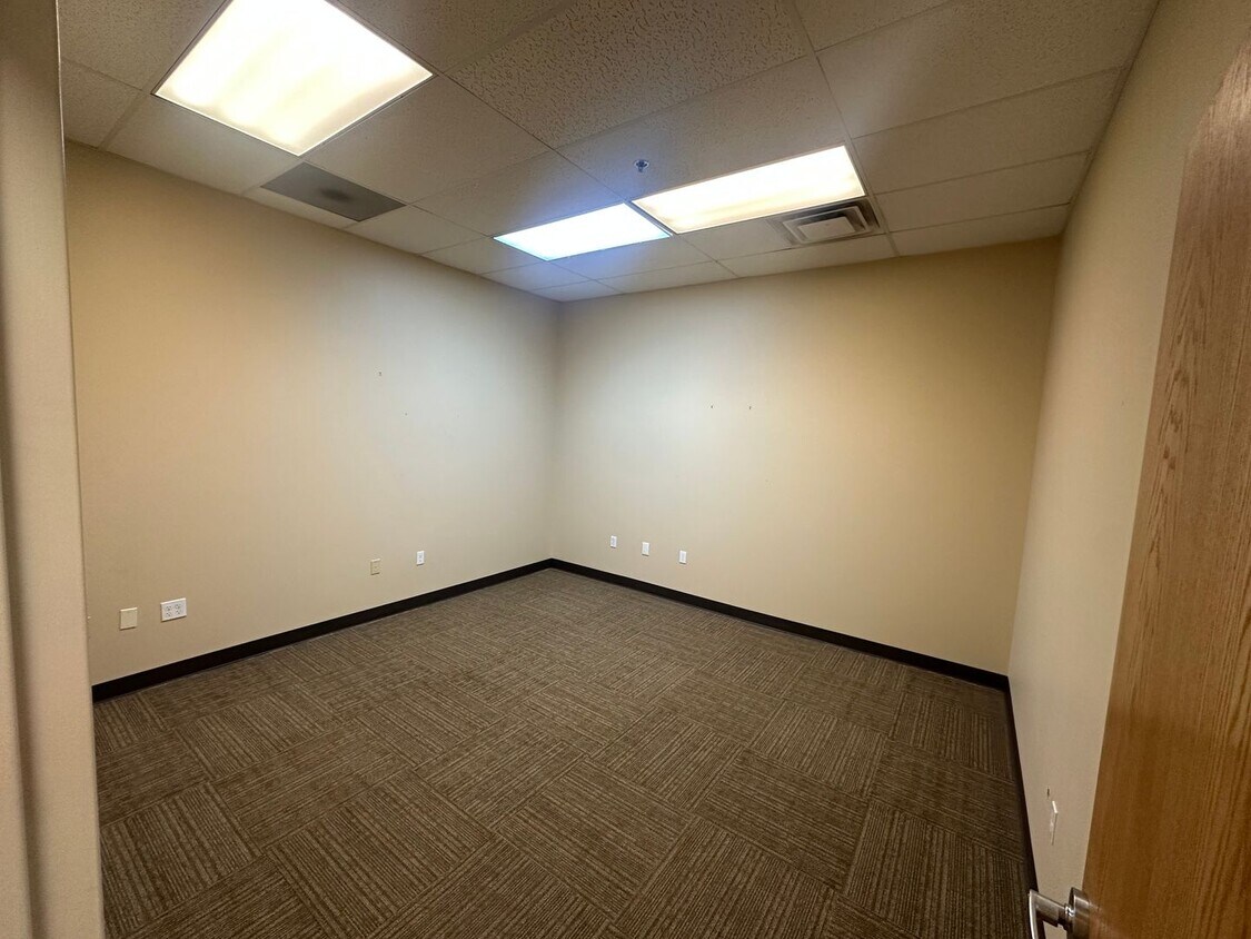 Foto principal - Office Space on Bluff Plaza
