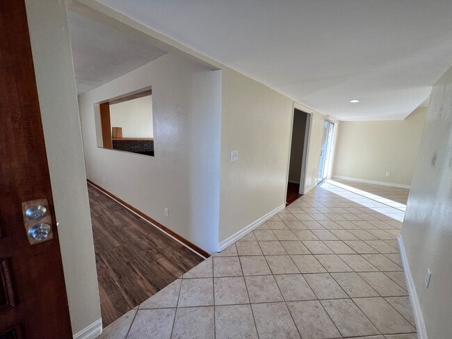 Building Photo - Large 3 Bedroom 2 Bath Home,