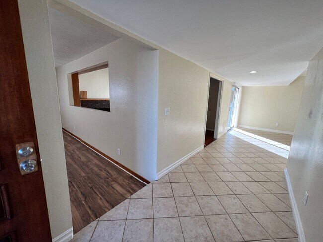 Foto del edificio - Large 3 Bedroom 2 Bath Home,