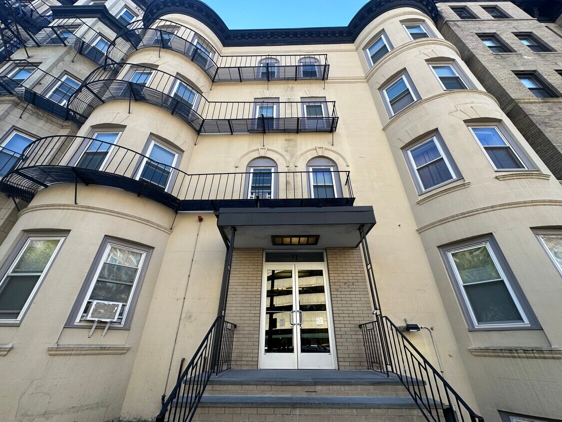 Foto del edificio - 34 Westland Ave