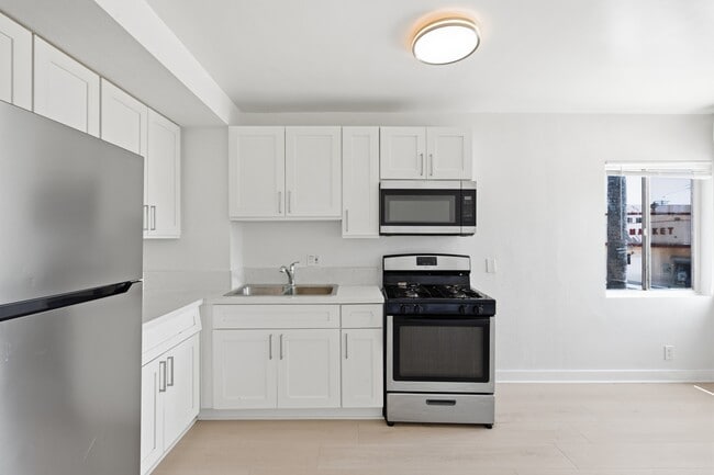 Building Photo - 1805 W 80th St