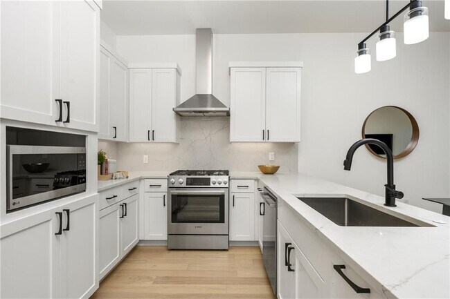 Building Photo - 4010 Clawson Rd #4