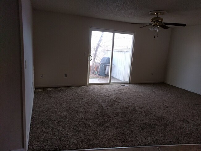 Building Photo - 945 Tourmaline Dr