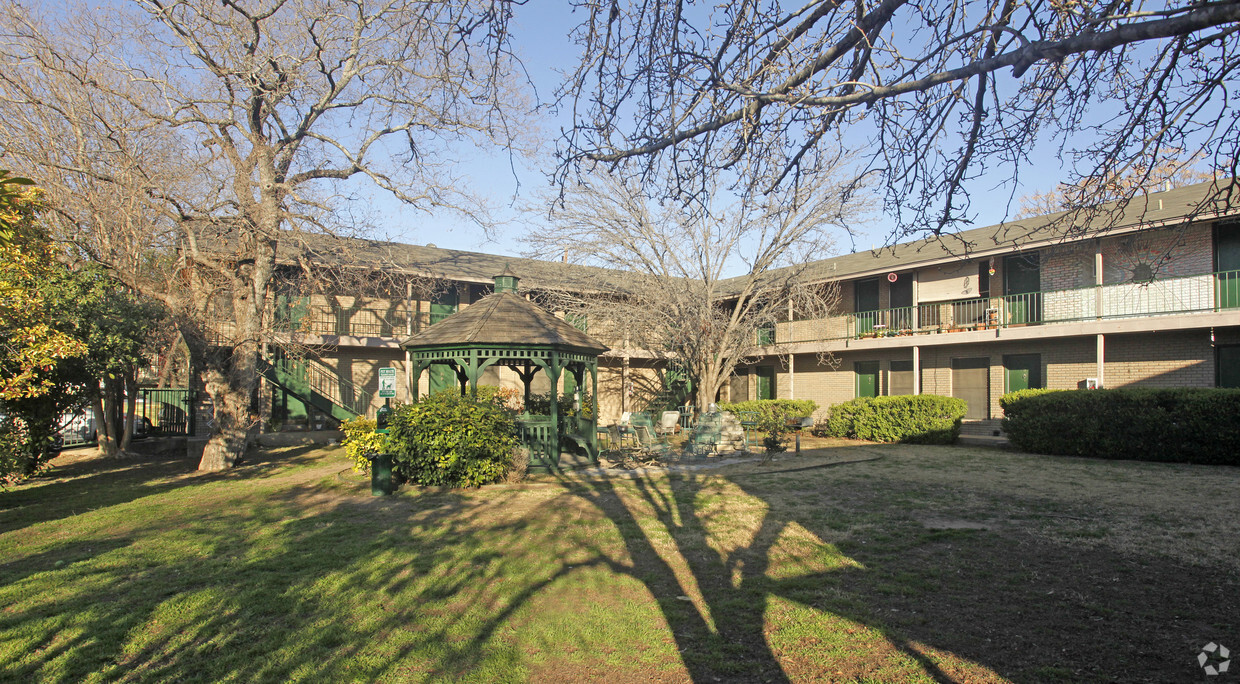 Building Photo - Brentwood Flats