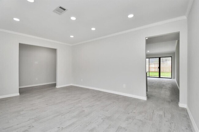 Building Photo - 10818 Hillcroft St
