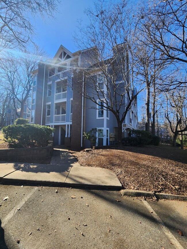 Building Photo - 1 Bedroom Condo in Eastover