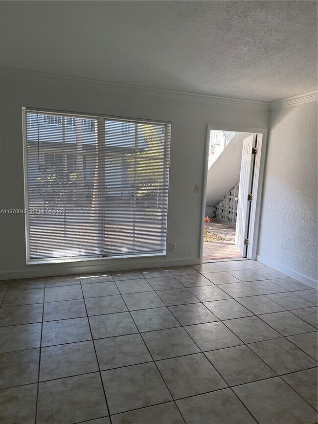 Building Photo - 105 NE 12th Ave