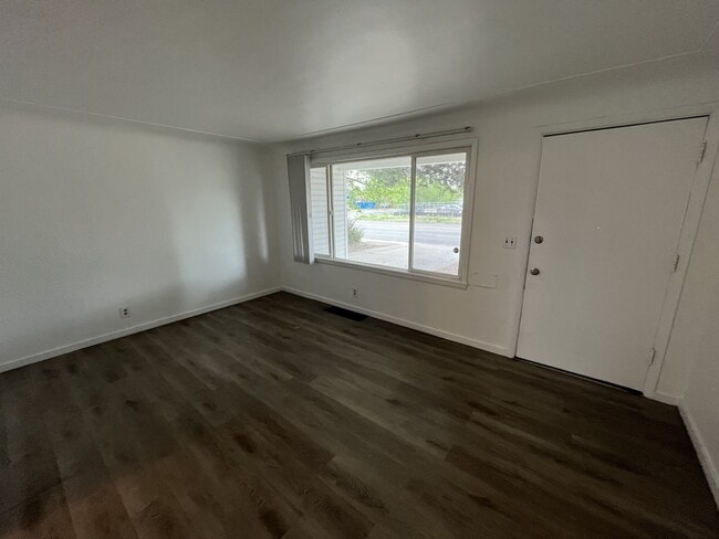 Building Photo - 904 Sheridan Blvd