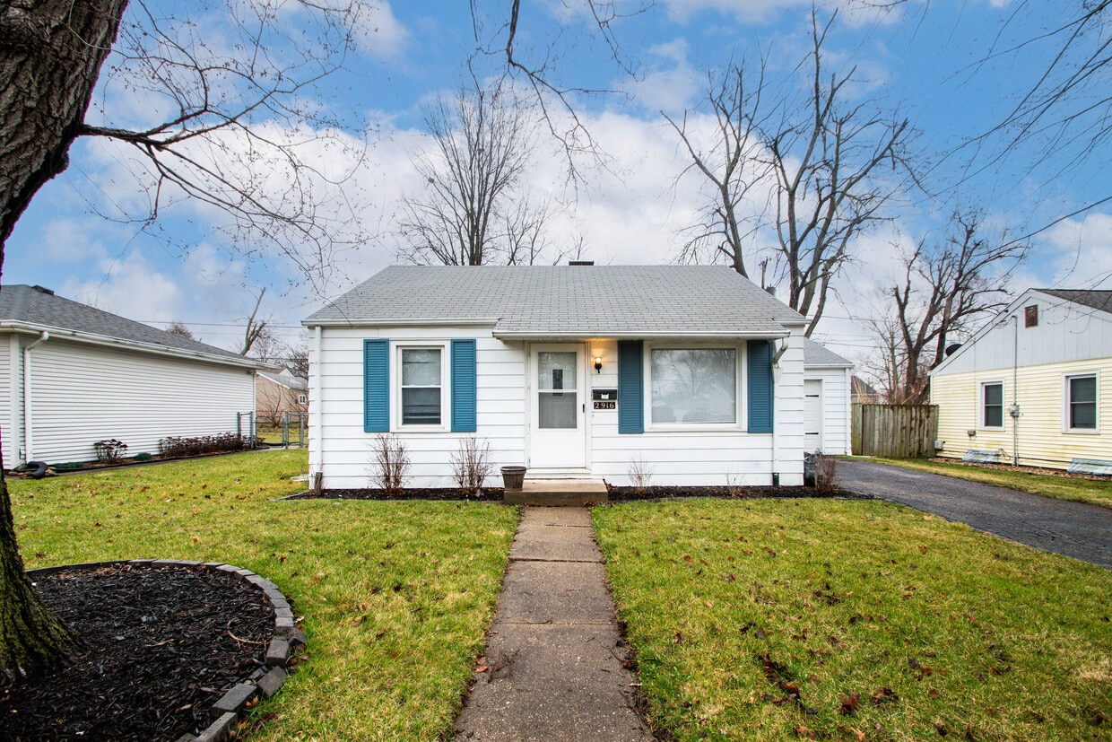 Primary Photo - 2916 N Victoria Ave