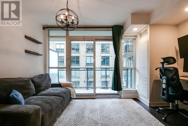 Photo du bâtiment - 775 King St W