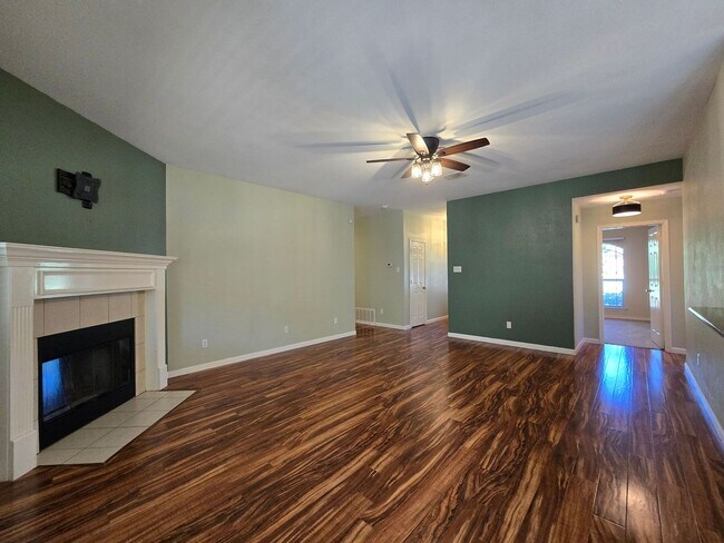 Foto del edificio - AVAILABLE NOW!