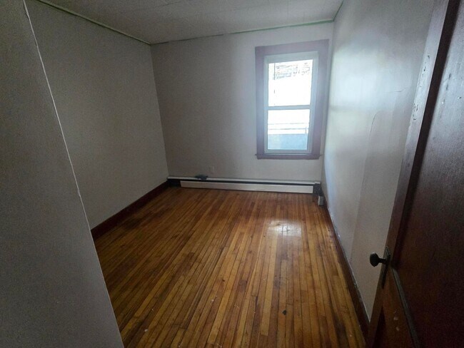 Building Photo - 26 Spruce St