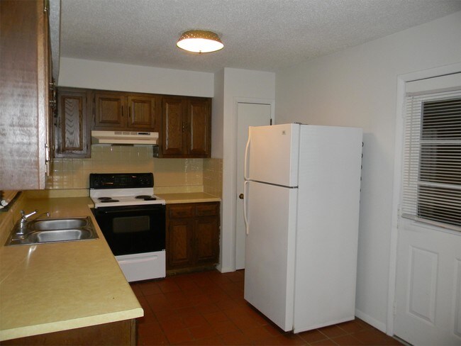 Building Photo - 860 Limbaugh Dr
