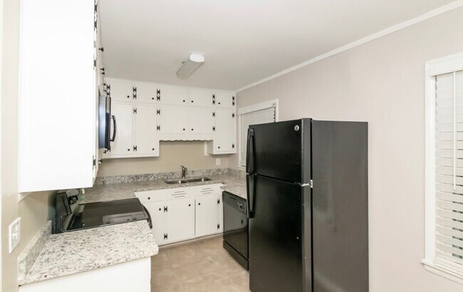 Building Photo - 101 16th Ct Cir NE