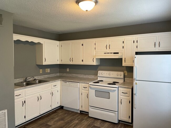 Building Photo - 2BR Cozy Townhome, Water and Trash Included!