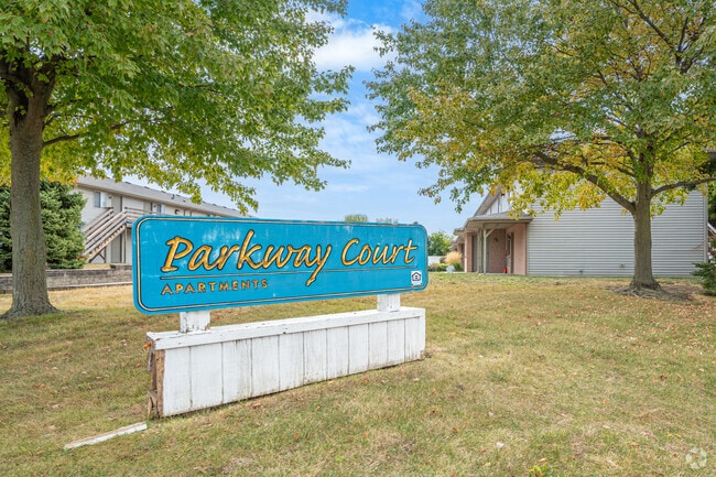 Building Photo - Parkway Court Apartments
