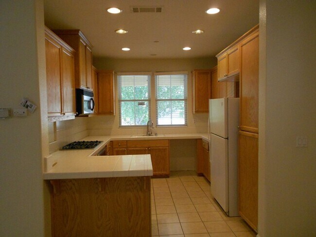 Foto del edificio - 4 bedroom home in Hercules available in la...