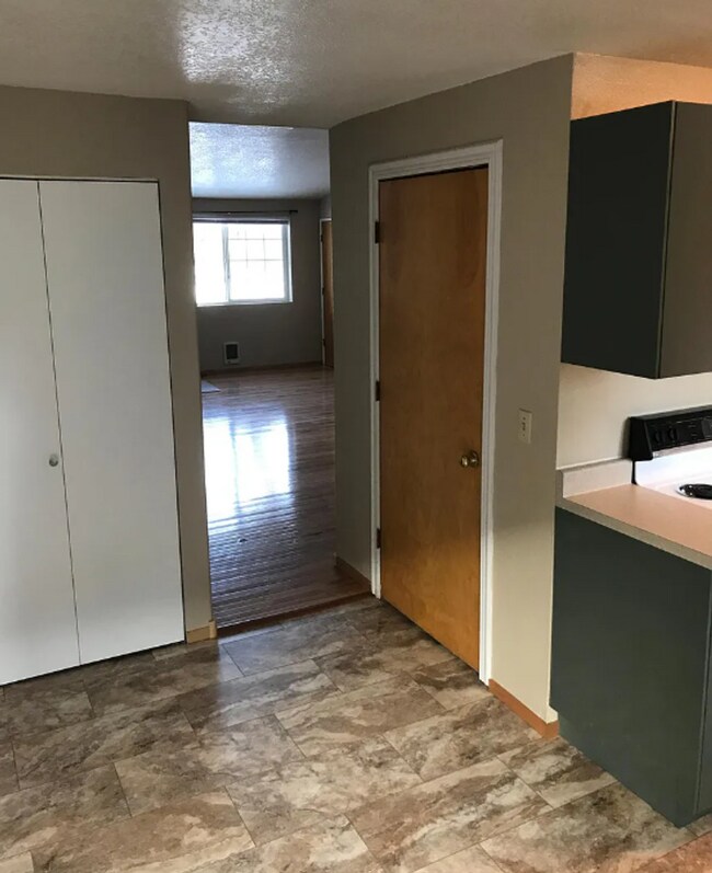 Foto del edificio - Recently Renovated 3 Bed/1 Bath Duplex Unit - Metolius Ave