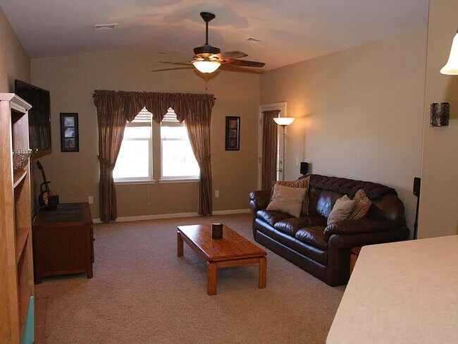 Foto del edificio - 2421 Owens Ave