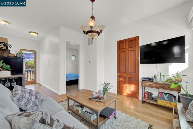 Building Photo - 990 G St