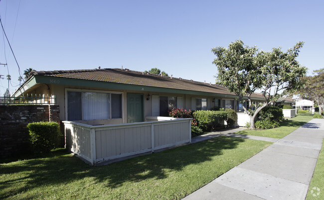 Building Photo - Villa Palms Apartments