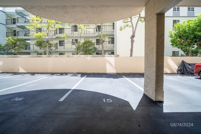 Building Photo - $2300  1 bd 2 ba 1 pkg -1447 Kewalo #705